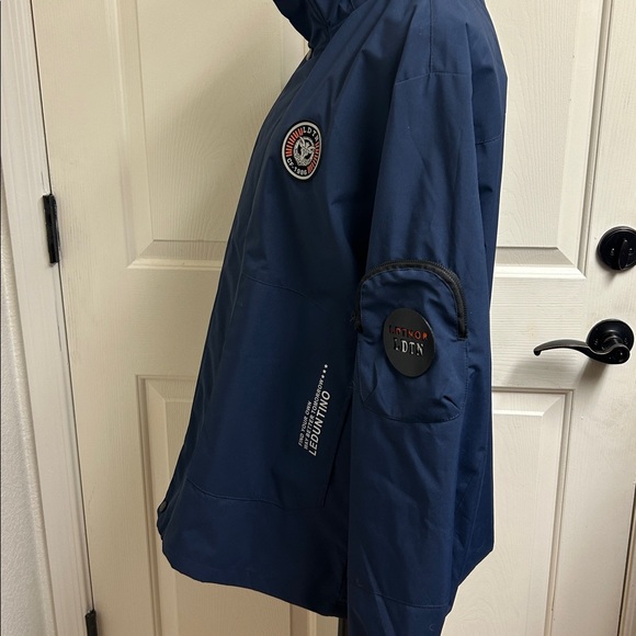 Leduntino Find Your Own Way Windbreaker Hooded Waterproof Jacket Blue
Large, EUC - Picture 9 of 14